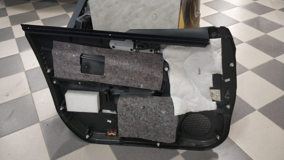 Попытку вынужден признать неудачной — двери закатаны, но дверные карты, сделанные из твёрдого звонкого пластика — пустые.