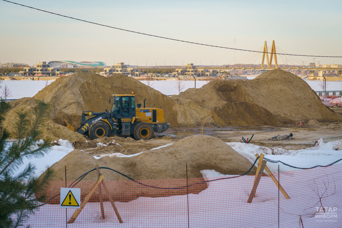 Большой и неприглядный пустырь на берегу Казанки уже к концу августа станет главной точкой притяжения семей с детьми. Фото: © Владимир Васильев / «Татар-информ»