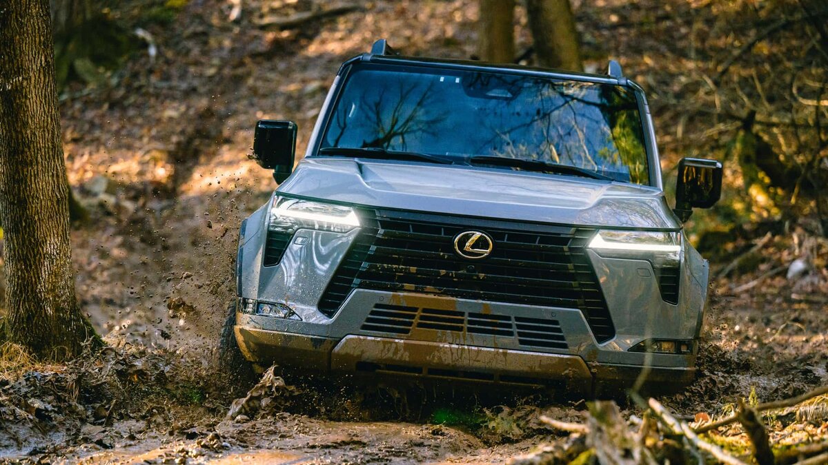 Lexus GX 550 Overtrail на тренировочной территории NORA