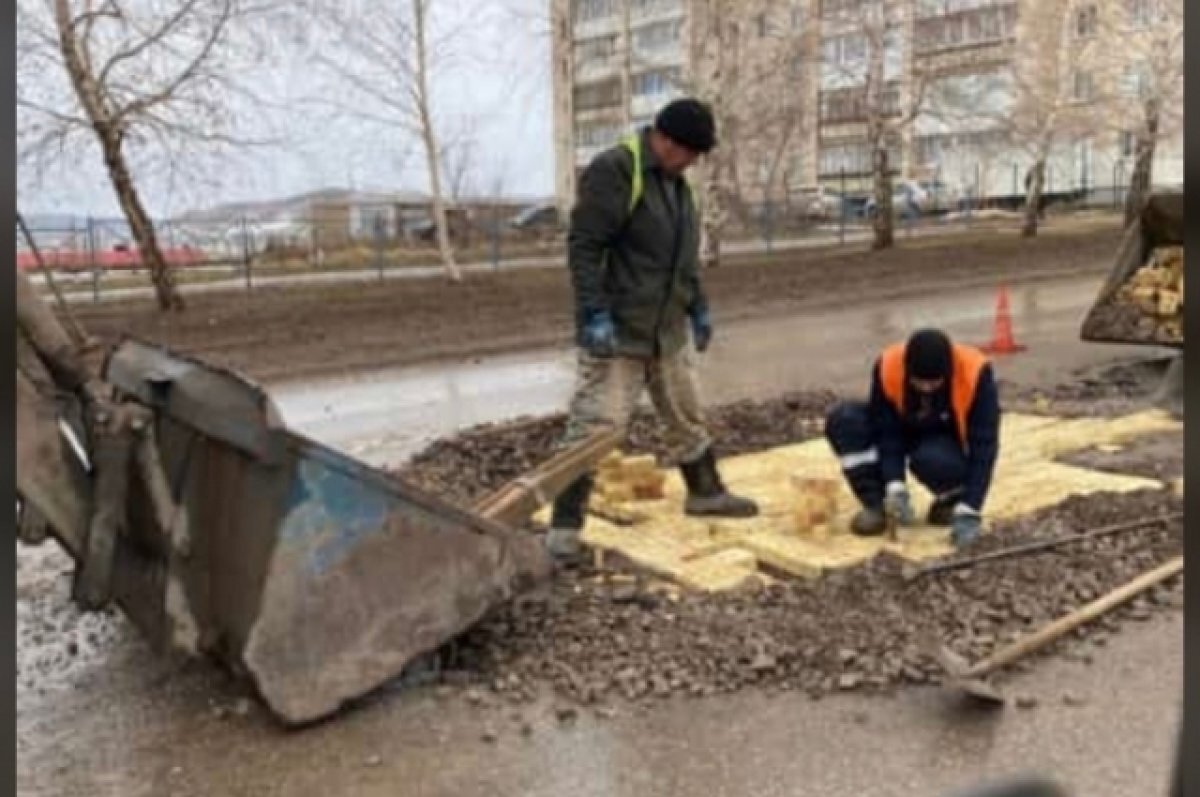    В Октябрьском ямочный ремонт проводят при помощи кирпичей