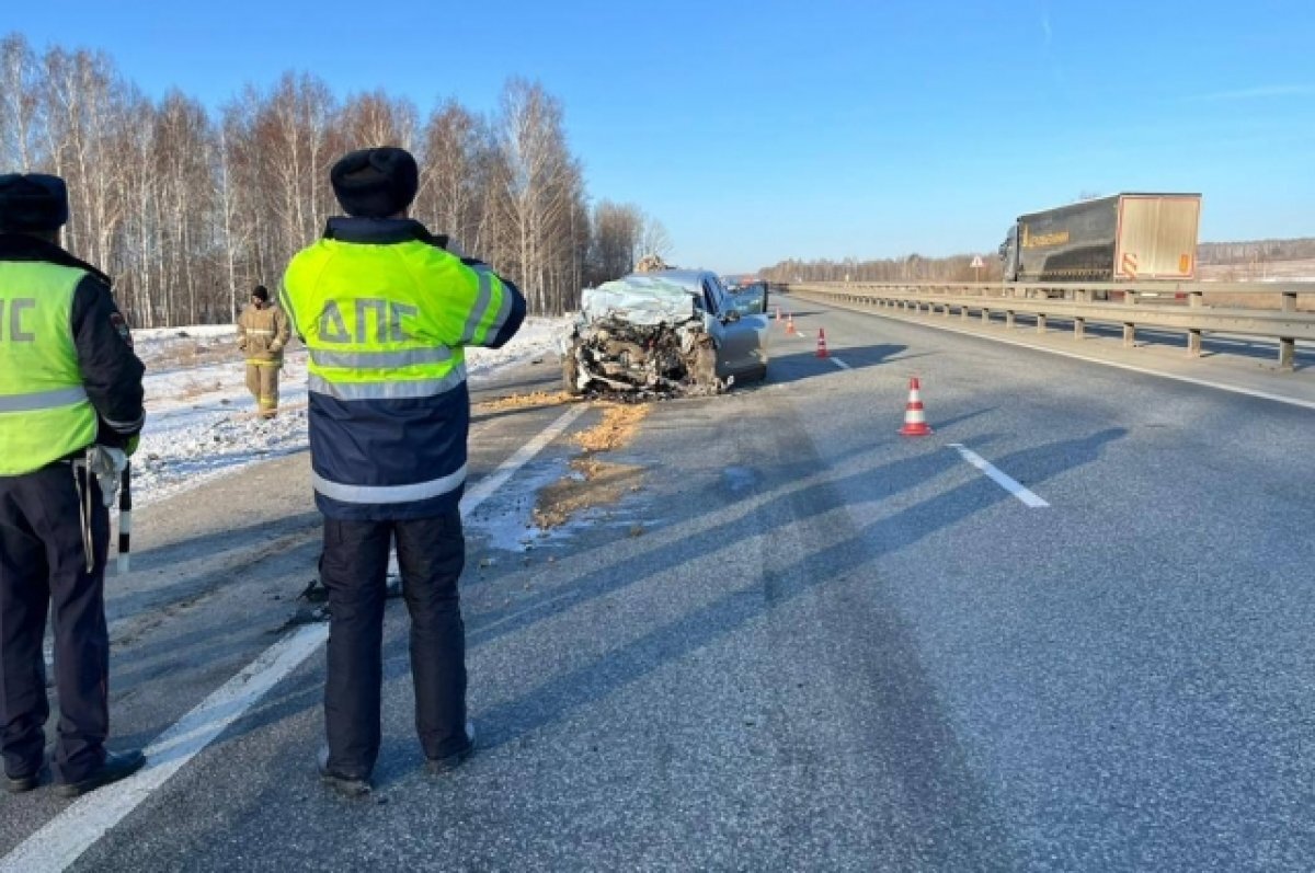    Два человека погибли в ДТП с грузовиком на свердловской трассе