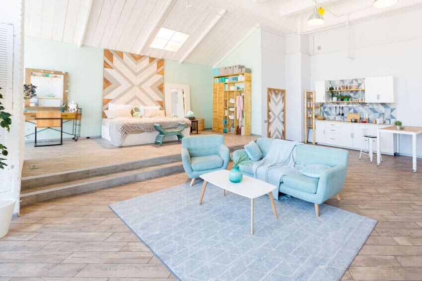 Узнайте, как обустроить квартиру-студию, в том числе разделить дизайн комнаты с помощью перегородки, ковриков, диванов, кроватей и различных предметов мебели.