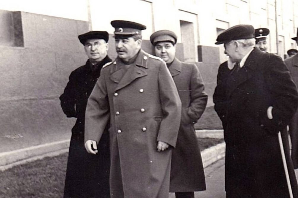    Лаврентий Берия (слева)