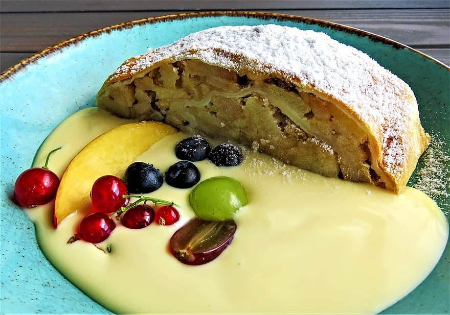 Яблочный штрудель с ванильным соусом