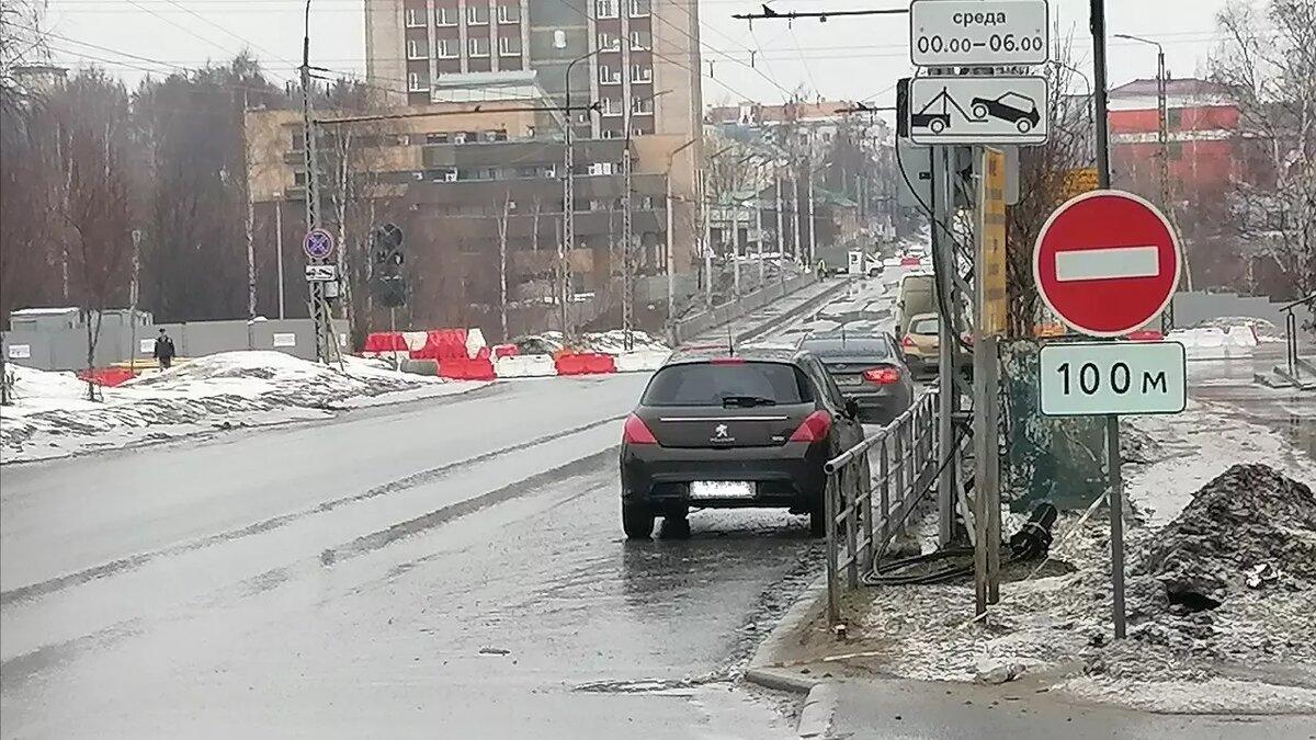     Ограждения появились на мосту раньше оговоренных часов, об этом в сети жалуются автомобилисты.