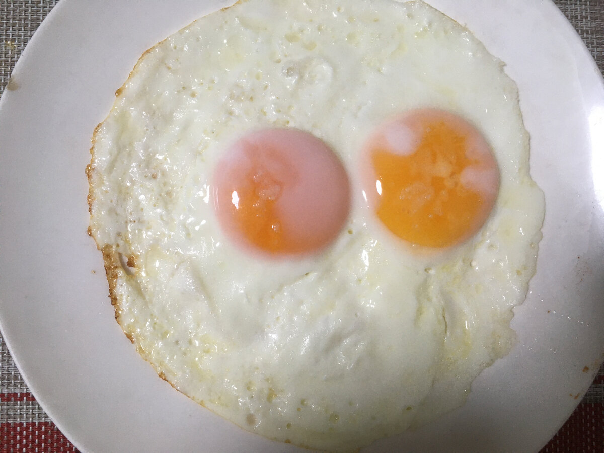 Даже у яичницы есть компания в виде второго глаза-желтка 😃