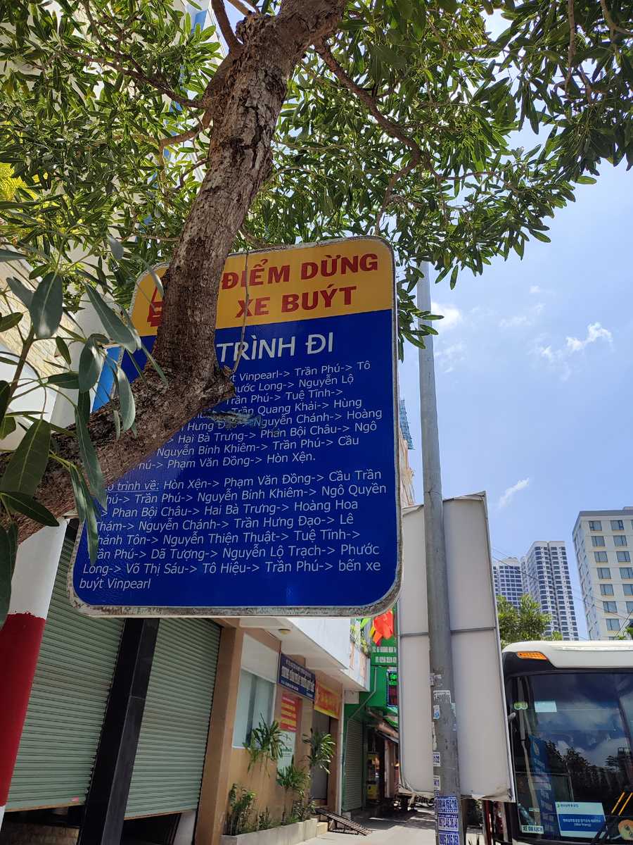 Столб с синей табличкой - так может выглядеть остановка в центре Нячанга. 