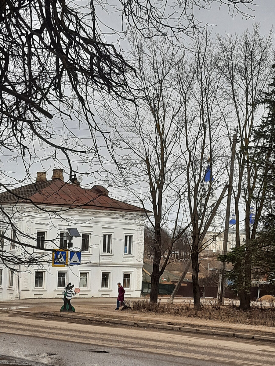 На каждом пешеходном переходе в Кашине видны герои советских мультфильмов. На этом - Волк из мультфильма" Ну погоди".Фигурки заметны издалека, что позволяет привлечь внимание водителей перед переходом.