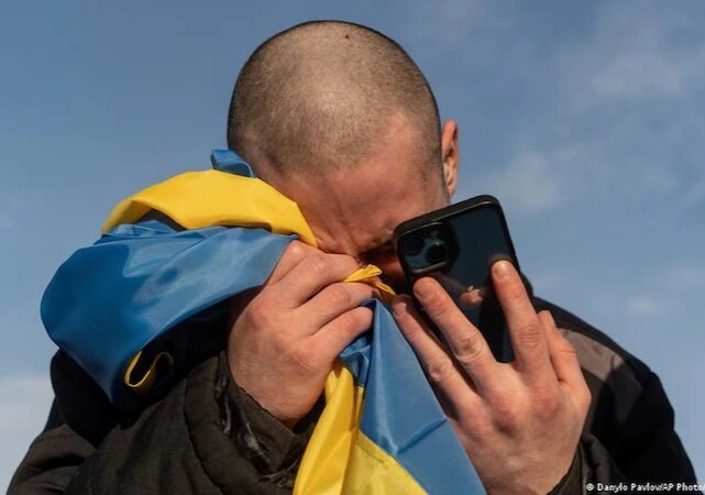 Украинский военнопленный звонит своей семье после освобождения. Фото было сделано 31.01.2024 года на украинско-российской границе во время обмена пленными. Данило Павлов / AP Photo /picture alliance.