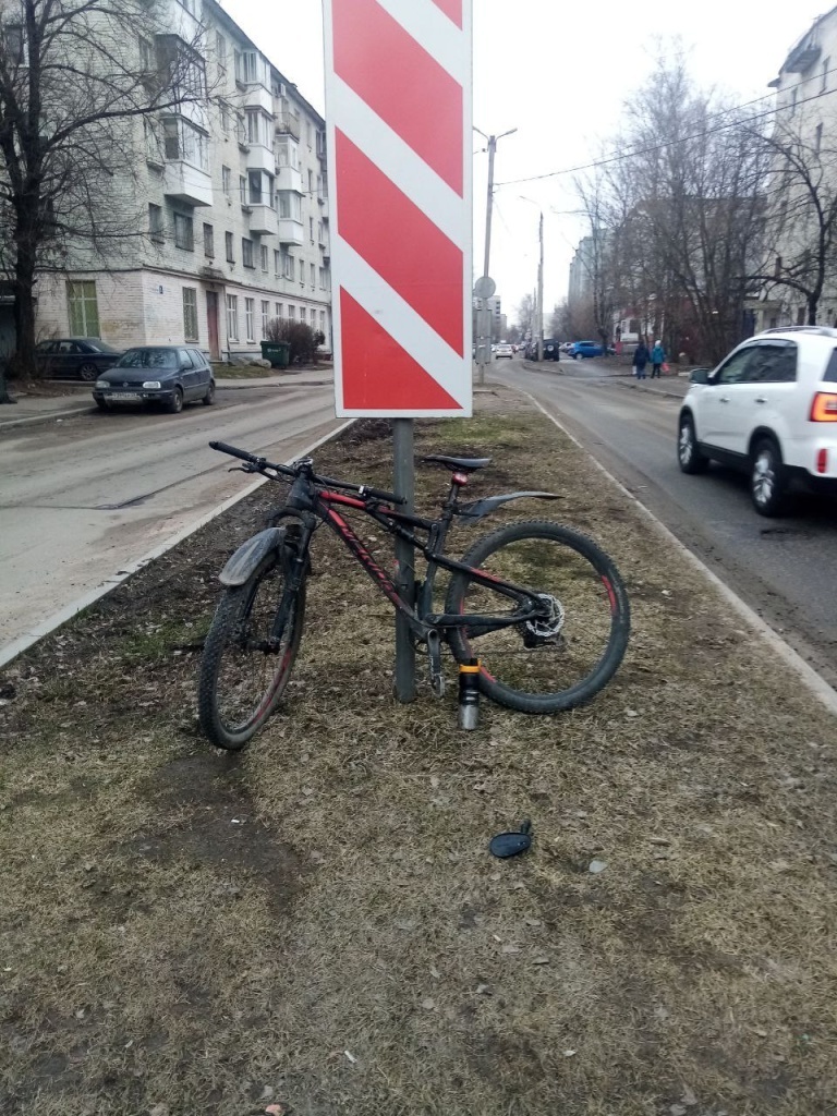 Велосипедист попал под. Велосипедист попал под. Дтп наезд на велосипедиста. Велосипедист попал под. Велосипедист под колесами.