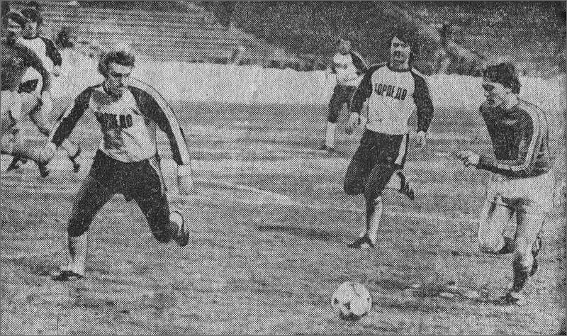 «Динамо» (Киев) – «Торпедо» - 0:0. В атаке киевлянин Олег Блохин. Ему противостоят торпедовцы Сергей Пригода (слева) и Александр Полукаров (справа).