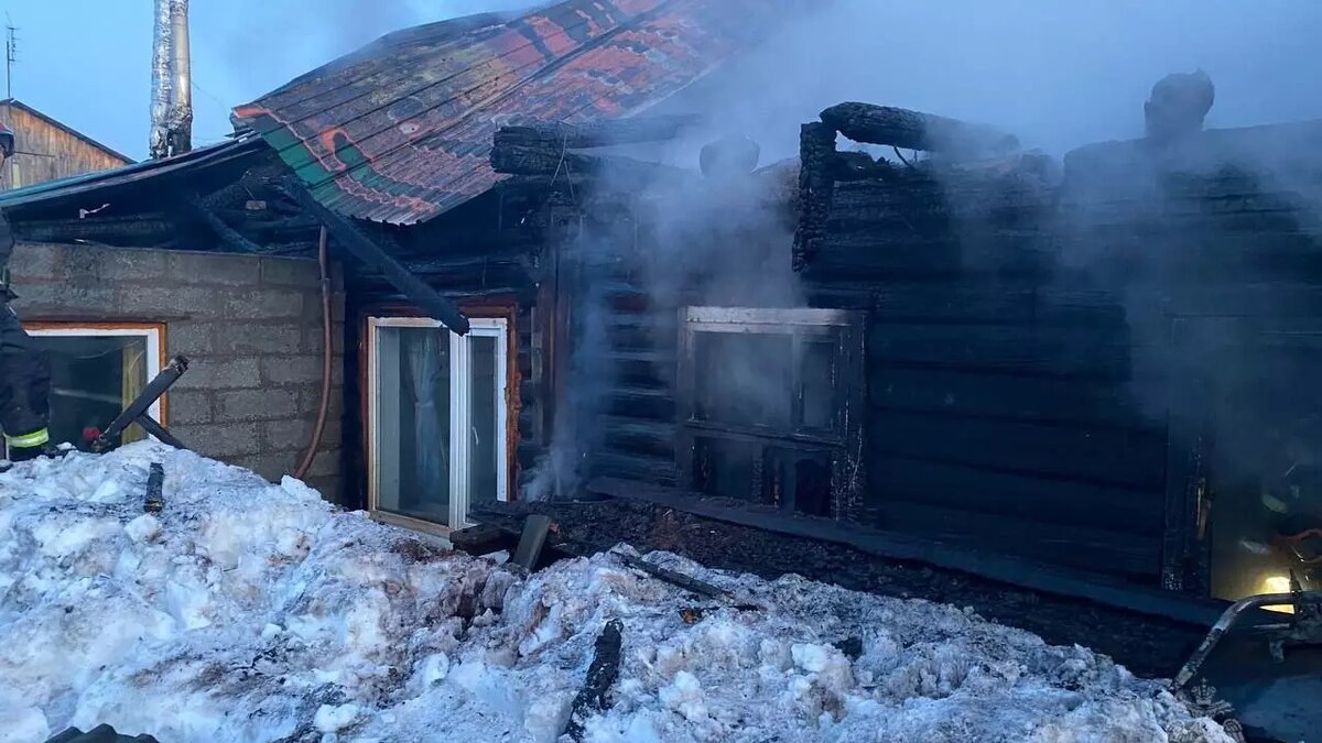     Пожарным в Сарапуле удалось спасти автомобиль во время сильного пожара в жилом доме накануне вечером. Об этом рассказали в пресс-службе Главного управления МЧС по Удмуртской Республике.