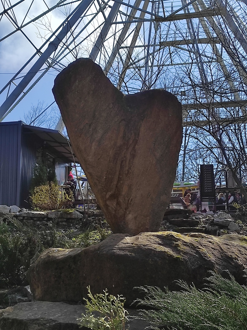 Не знала, какое фото прикрепить, пусть будет памятник сердцу)