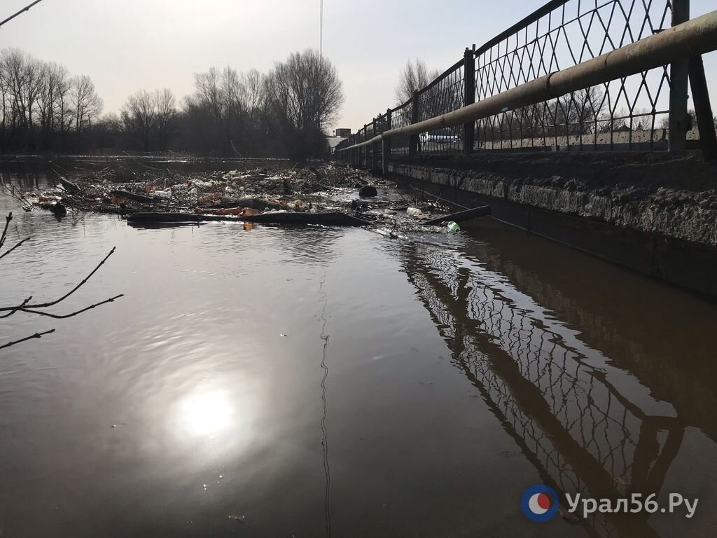    В Орске на время паводка закрыли нижний мост через Урал