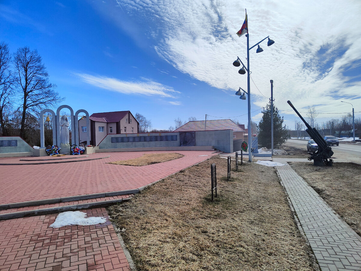 По бокам расположены зенитные орудия