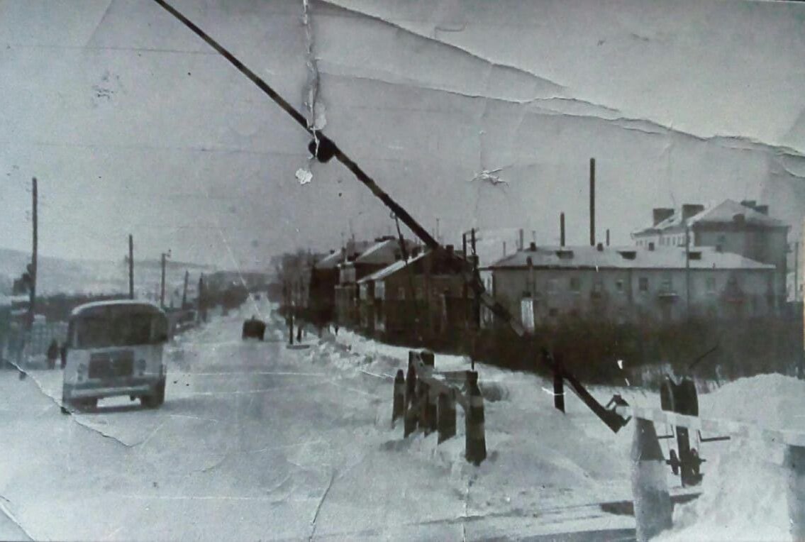 Справа восьмилетняя школа №52