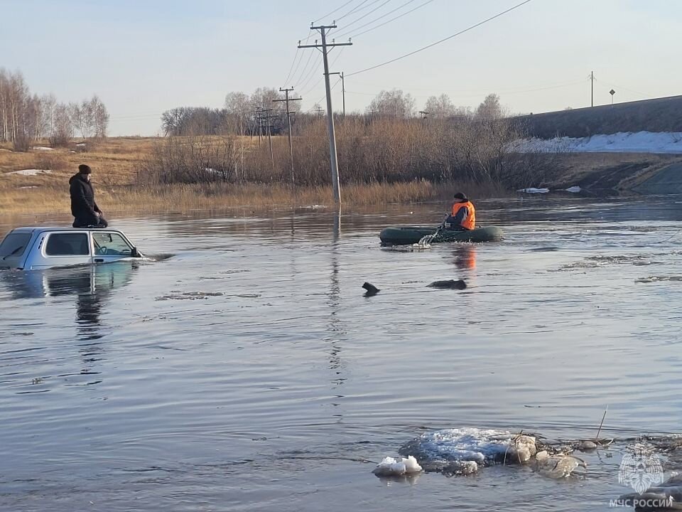    Спасение водителя "Нивы". Источник: ГУ МЧС по Алтайскому краю