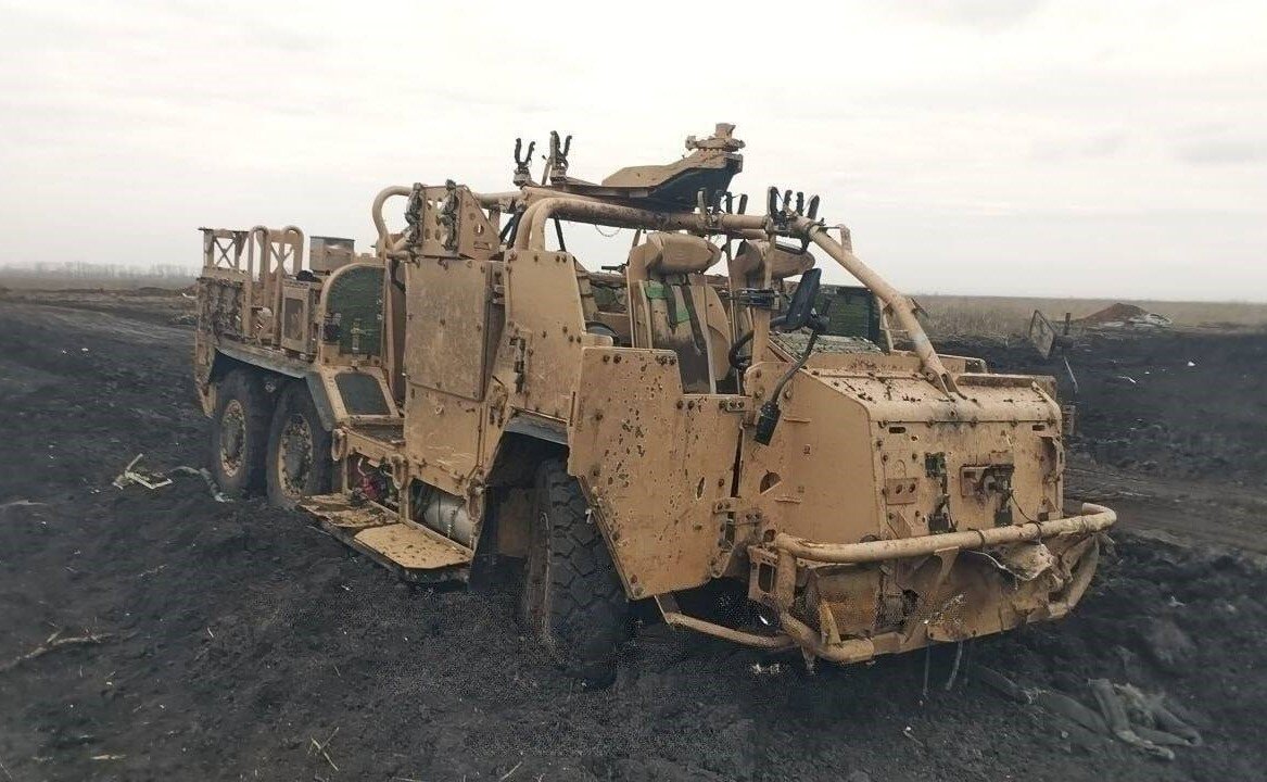 Брошенный британский бронеавтомобиль Coyote TSV на базе Supacat HMT 600, Авдеевское направление, источник – Телеграм-канал Военный Осведомитель