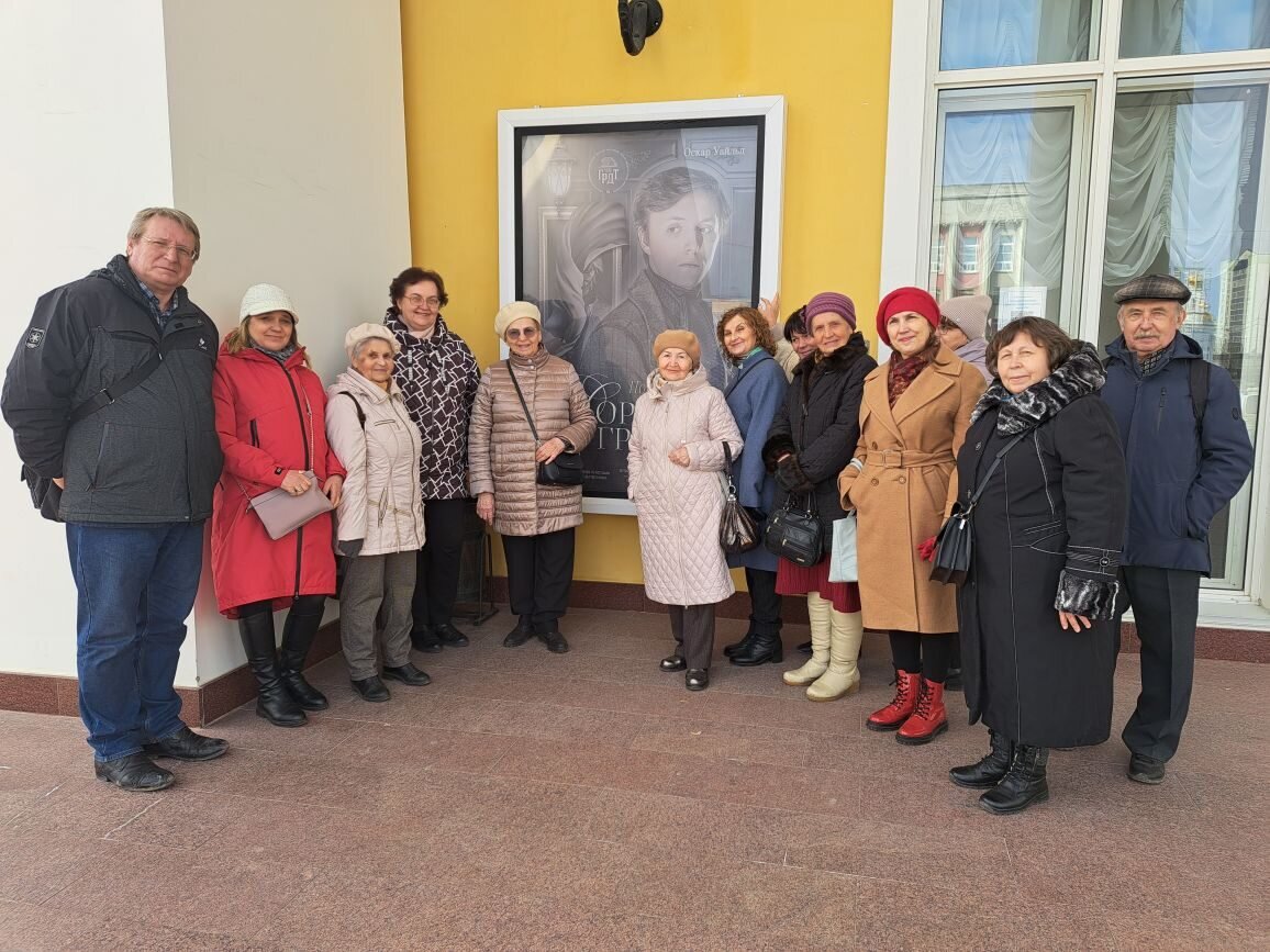 Меридиановцы у афиши премьерного спектакля