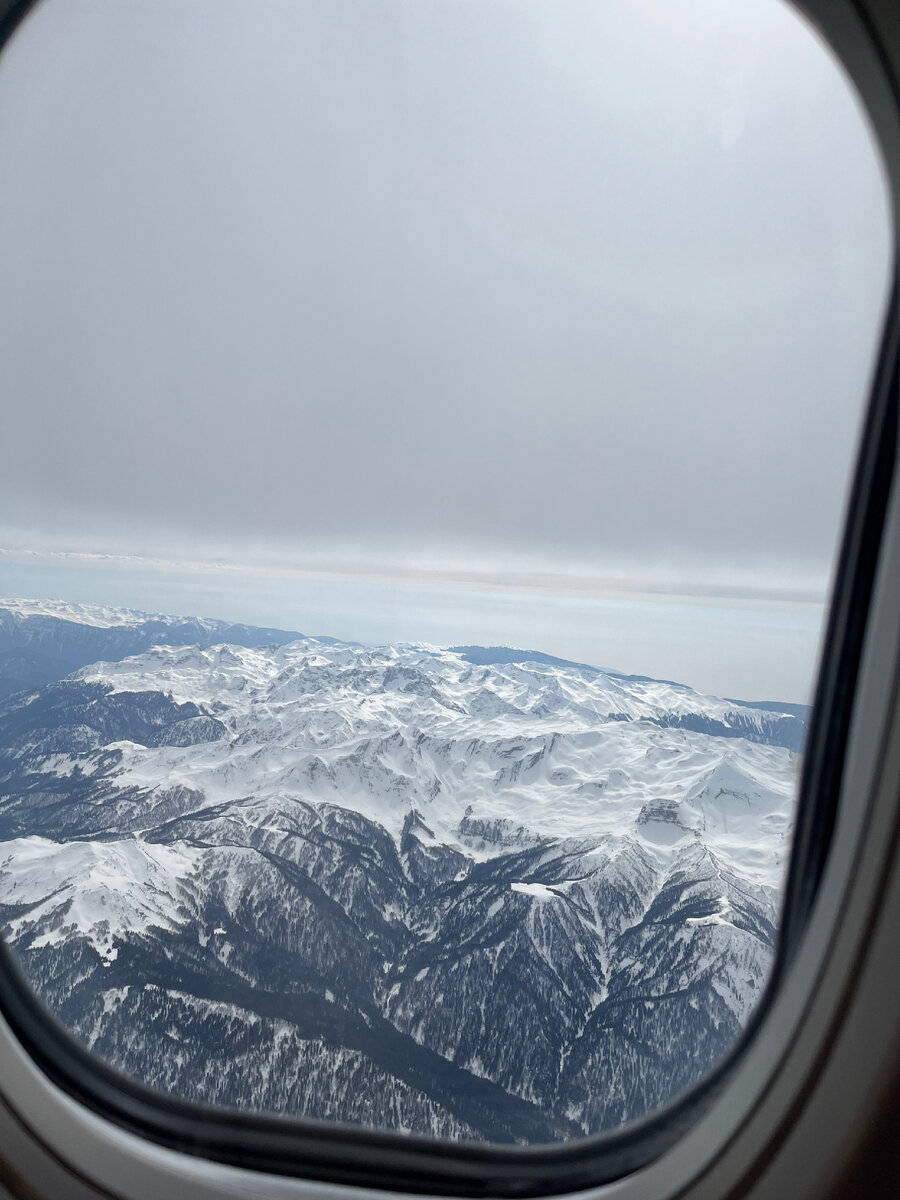 Подлетаем к Адлеру. Вид с иллюминатора фантастически красивый. Фото автора 