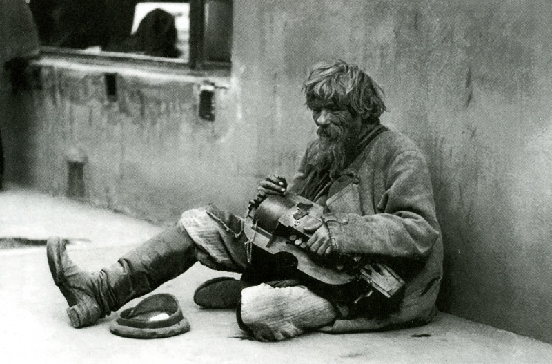 Нищий в Москве в начале 1900-х. Фотография Николая Свищева-Паола