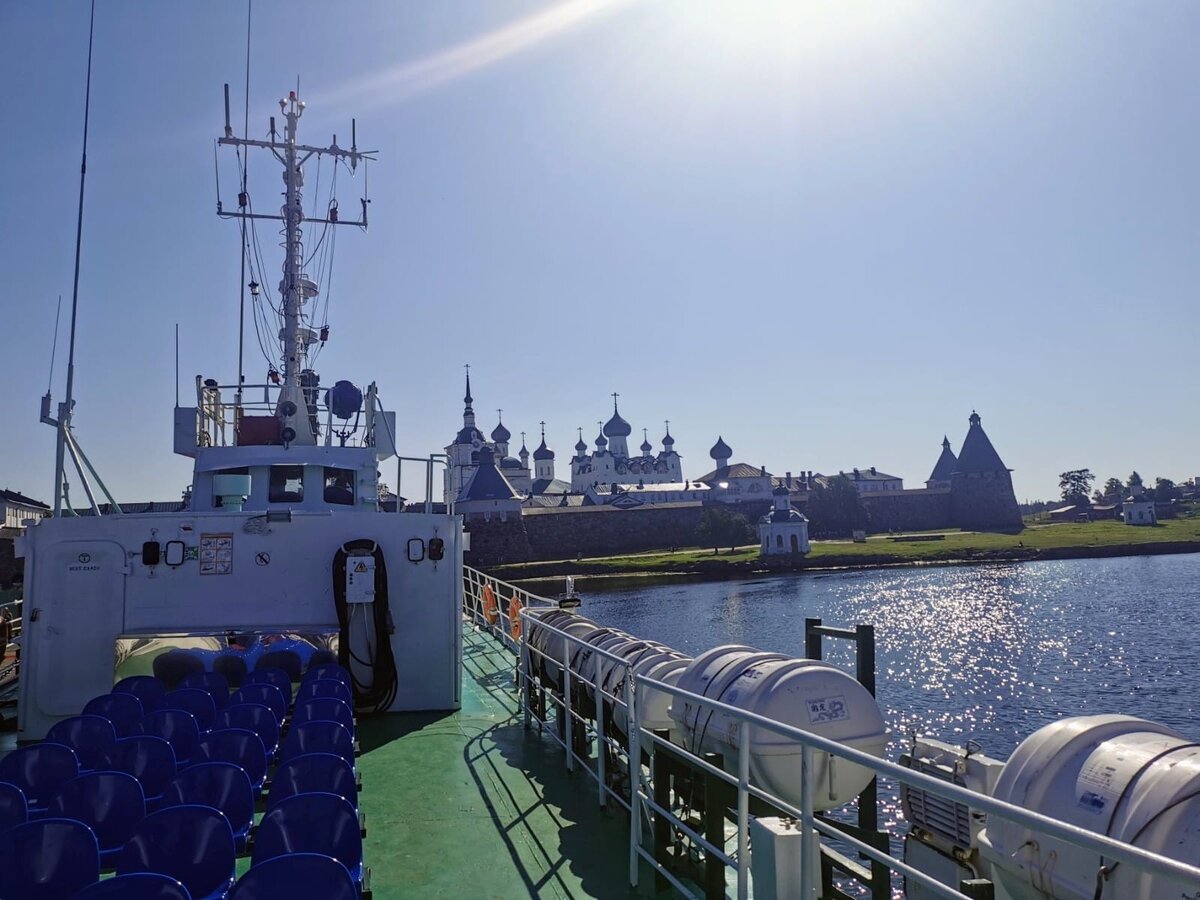 Вид на Соловецкий монастырь с борта