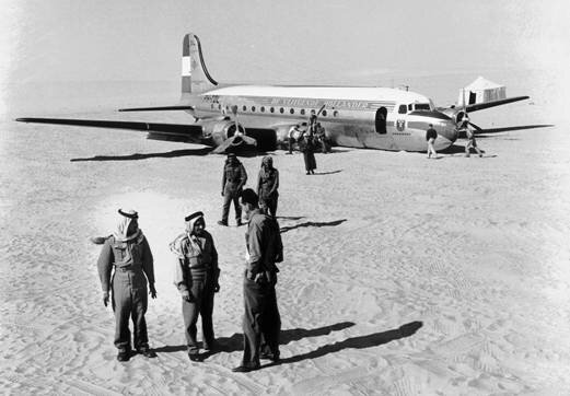 Эта история началась в 1953 году, когда в Ирак вылетел самолет голландской авиакомпании KLM с 66 людьми на борту, включая пассажиров и экипаж.-2