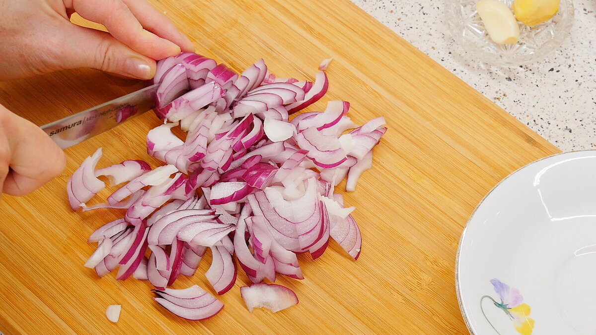 Одну небольшую луковицу нарезаем кубиками или четвертькольцами. У меня крымская луковица. 