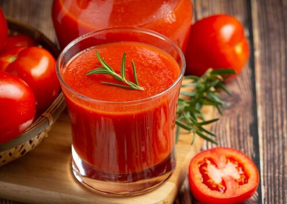 По словам Ирины Лялиной, томатный сок дает организму много ликопина, антиоксиданта, который улучшает состояние сосудов и препятствует тромбозу.