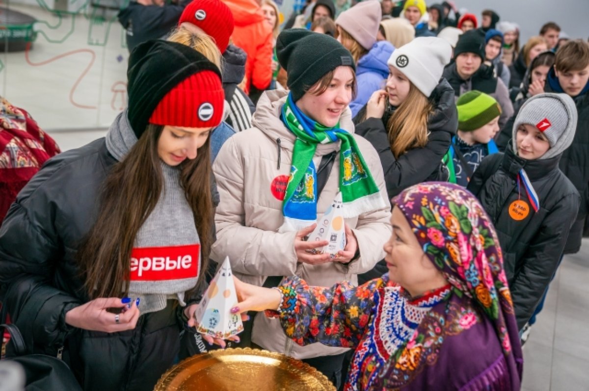    Ребятам вручили югорские сувениры.