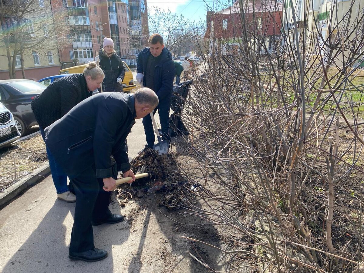    В Курской области сегодня на субботники вышли более 15 тысяч человек