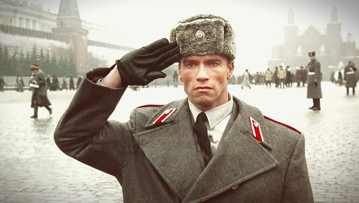 Тапок на красной площади. Тапок на красной площади. Художник яйца прибил красная площадь. Фотосессия на красной площади. Чемодан луи виттон на красной площади.