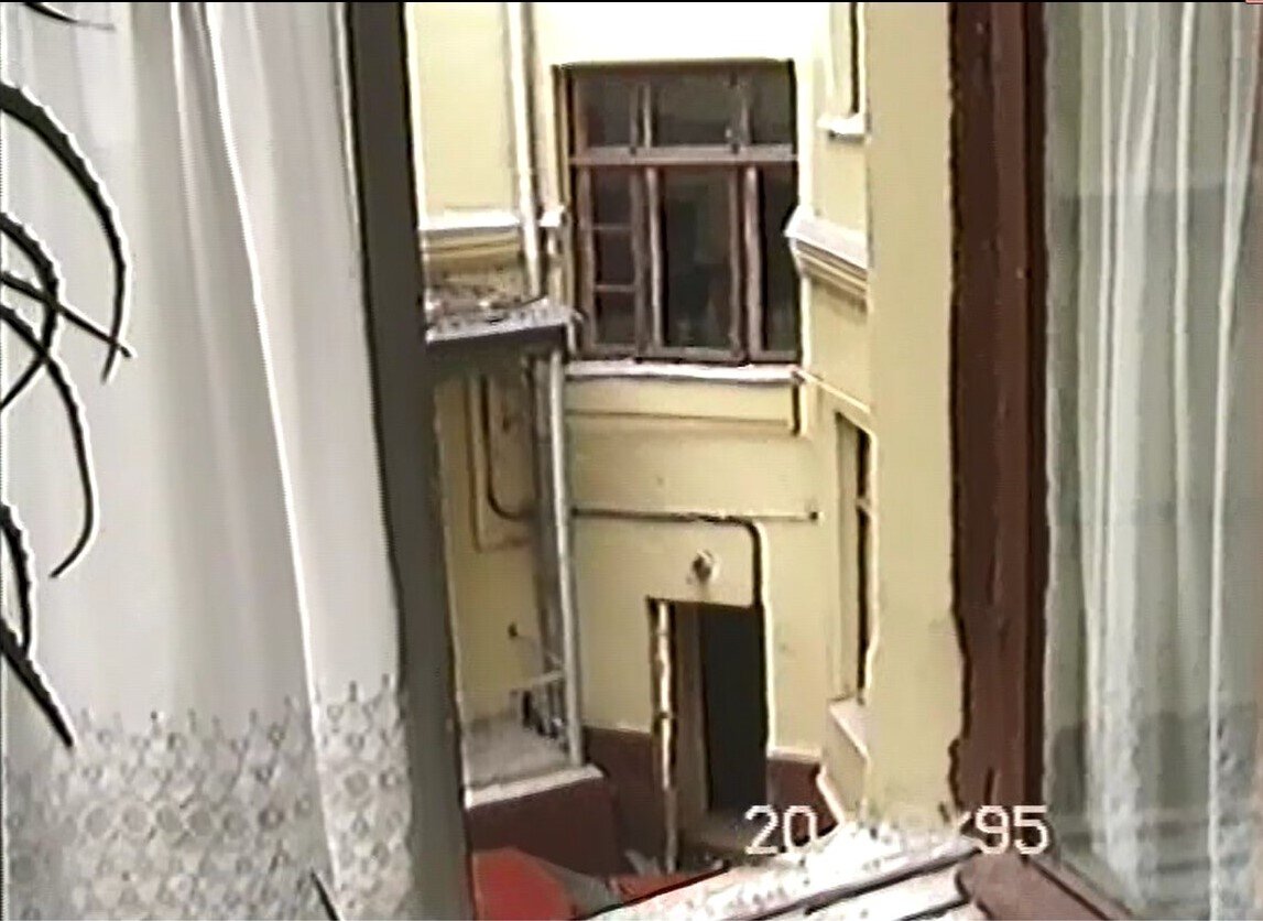 Подоконника здесь не видно, но что стены толстые, сомнения не возникает. Наша квартира, Мерзляковский переулок, 15. Кухонное окно выходит во двор. 1995 год. Фото Виктора Терехова.