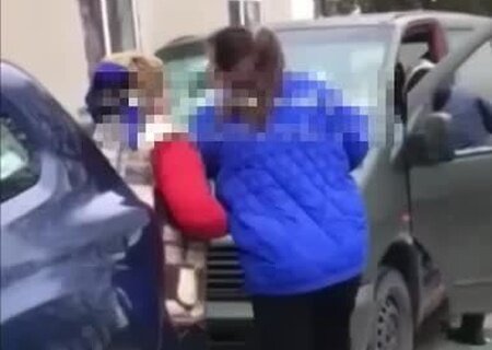    В Хмельницкой области женщины напали на военкомов и разбили им автомобиль