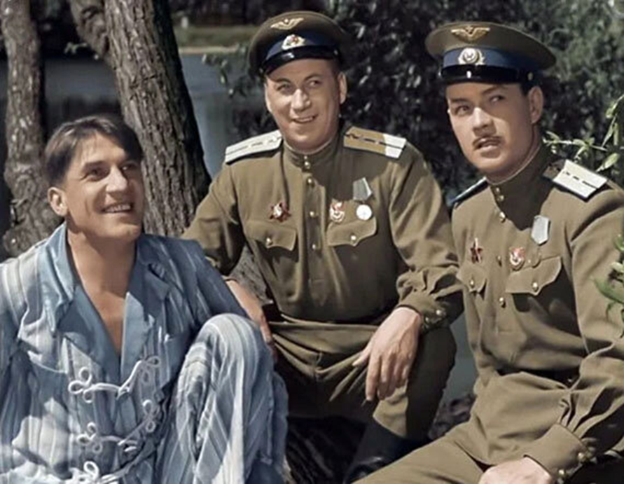 Н. Крючков, В. Нещипленко и В. Меркурьев в комедии "Небесный тихоход", 1945 год