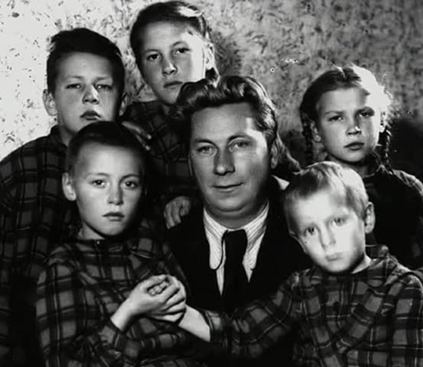 В. Меркурьев со своими детьми. Фото из открытых источников