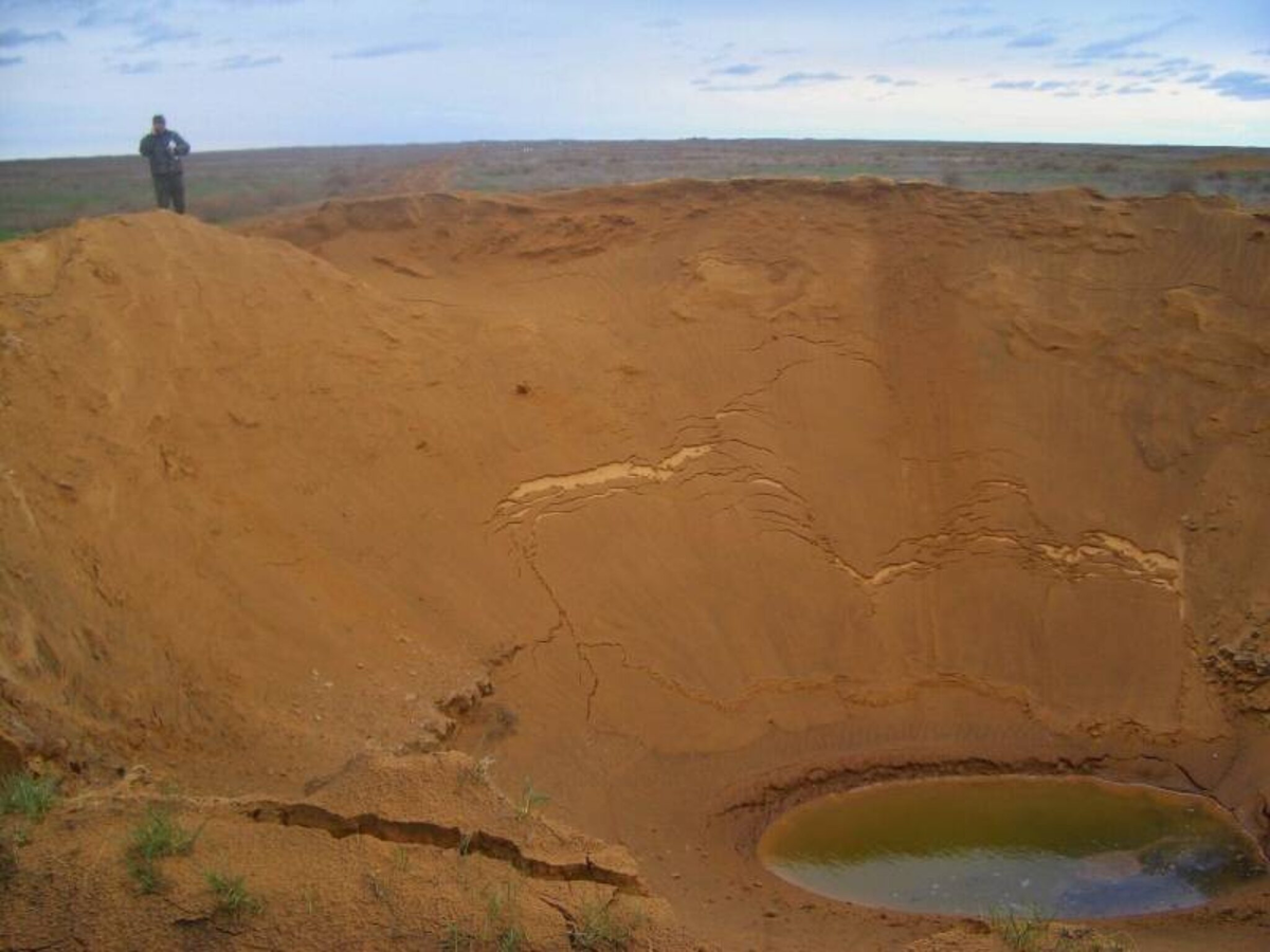 Воронка от ФАБ-3000 в естественной среде применения. Фото для иллюстрации из интернета.