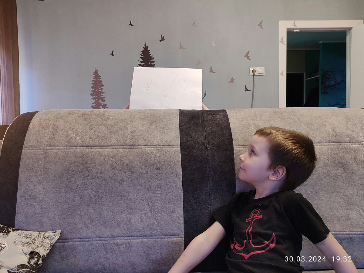 Вадим и декорации с сердечками. Паша на фото тоже присутствует, если присмотреться