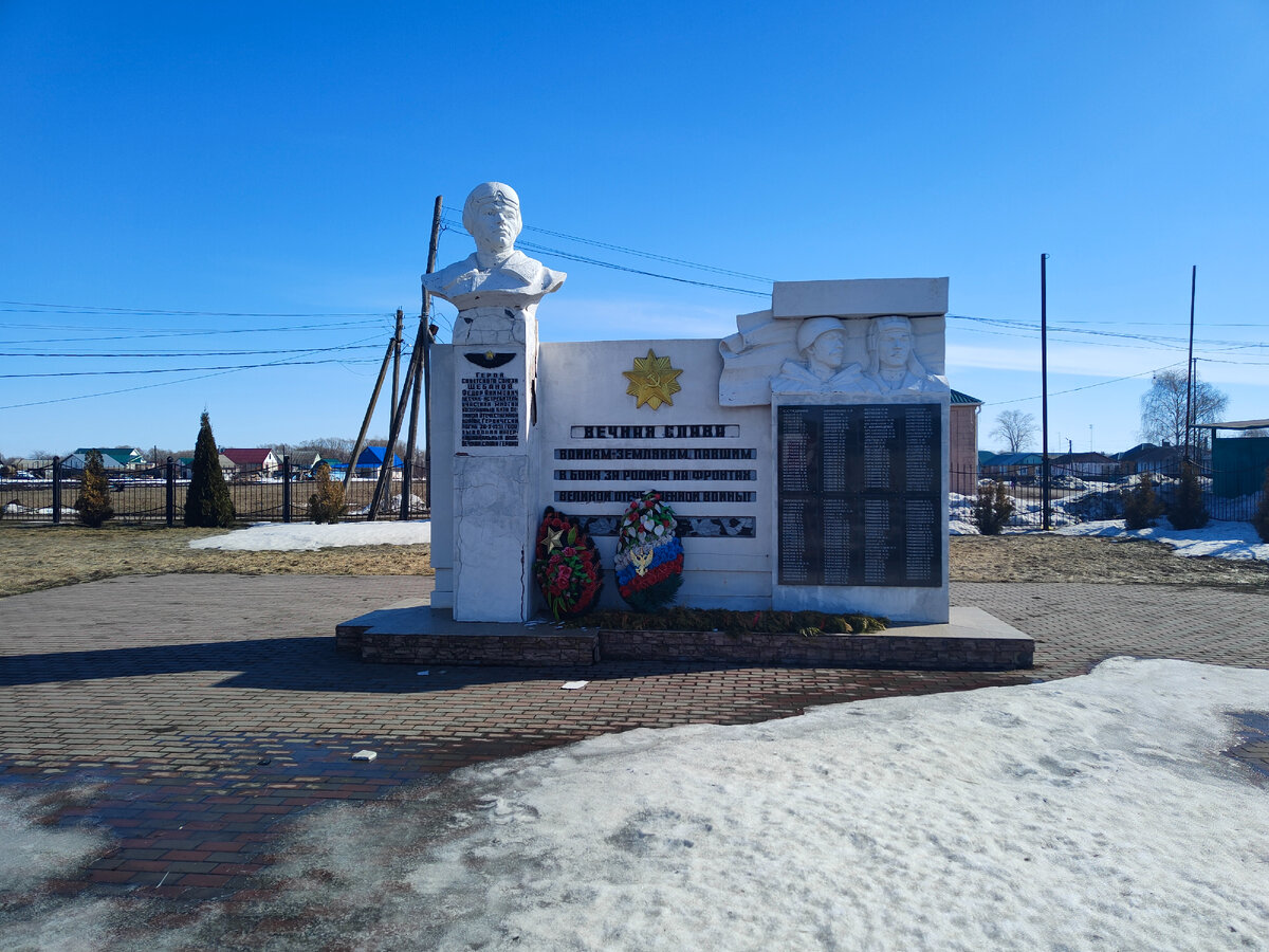 Имена местных уроженцев, и отдельно целый Герой Советского Союза