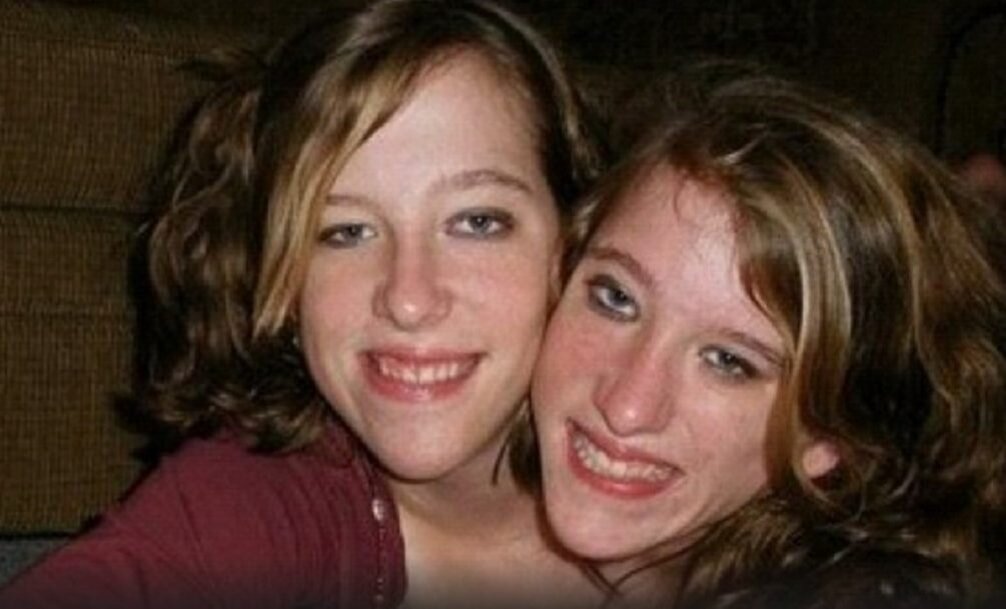    Они были обычными подростками. Но с общим телом.