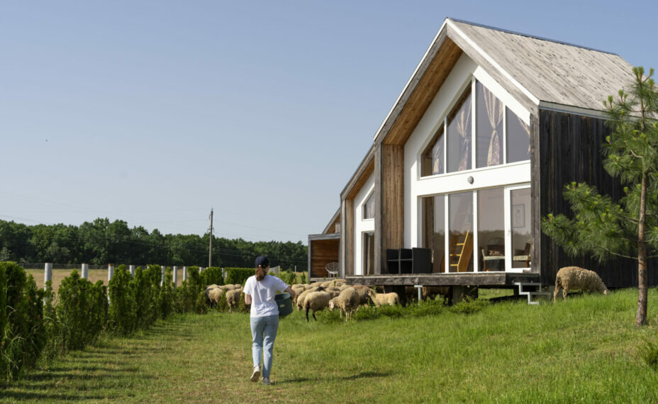 Некоторые вещи для дачи можно приобрести заранее. Фото: Freepik