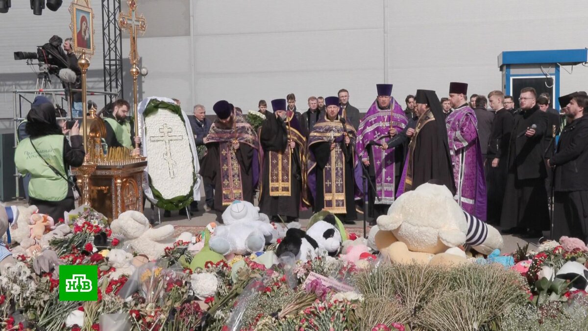 [ Смотреть видео на сайте НТВ ] Сегодня, на девятый день после теракта в «Крокус Сити Холле», у стихийного мемориала возле сгоревшего здания прошла поминальная служба.