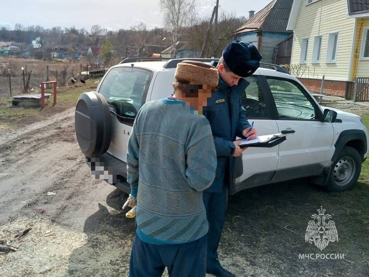    В Курской области спасатели потушили 300 квадратных метров горящей травы