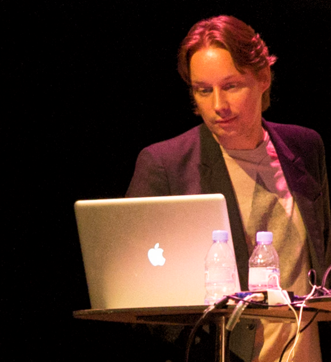 Ссылка на фото https://upload.wikimedia.org/wikipedia/commons/thumb/5/55/Joris_de_Man_at_Game_Music_Connect_2013.png/1280px-Joris_de_Man_at_Game_Music_Connect_2013.png