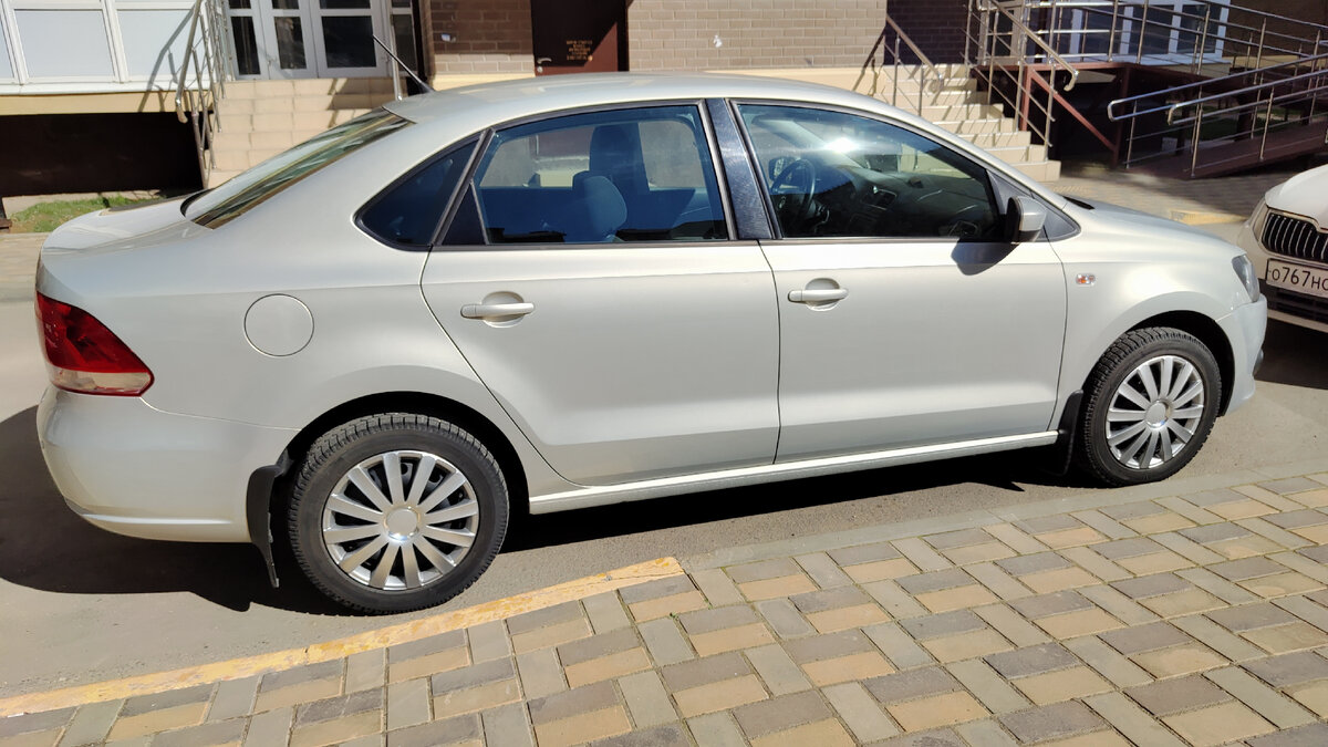 После мойки, во дворе на зимних тапках