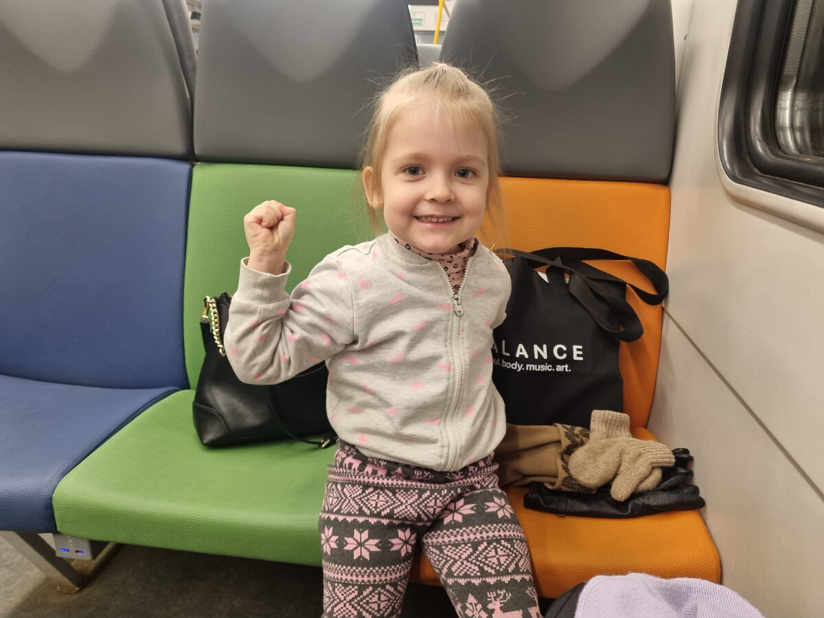 Шоппер немного виден справа за Ксюшей