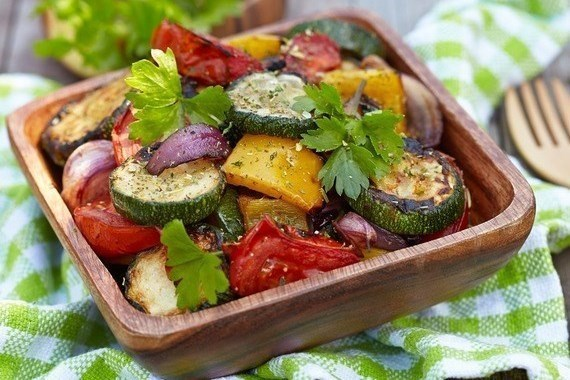Салат с печеными баклажанами, томатами и сливочным сыром