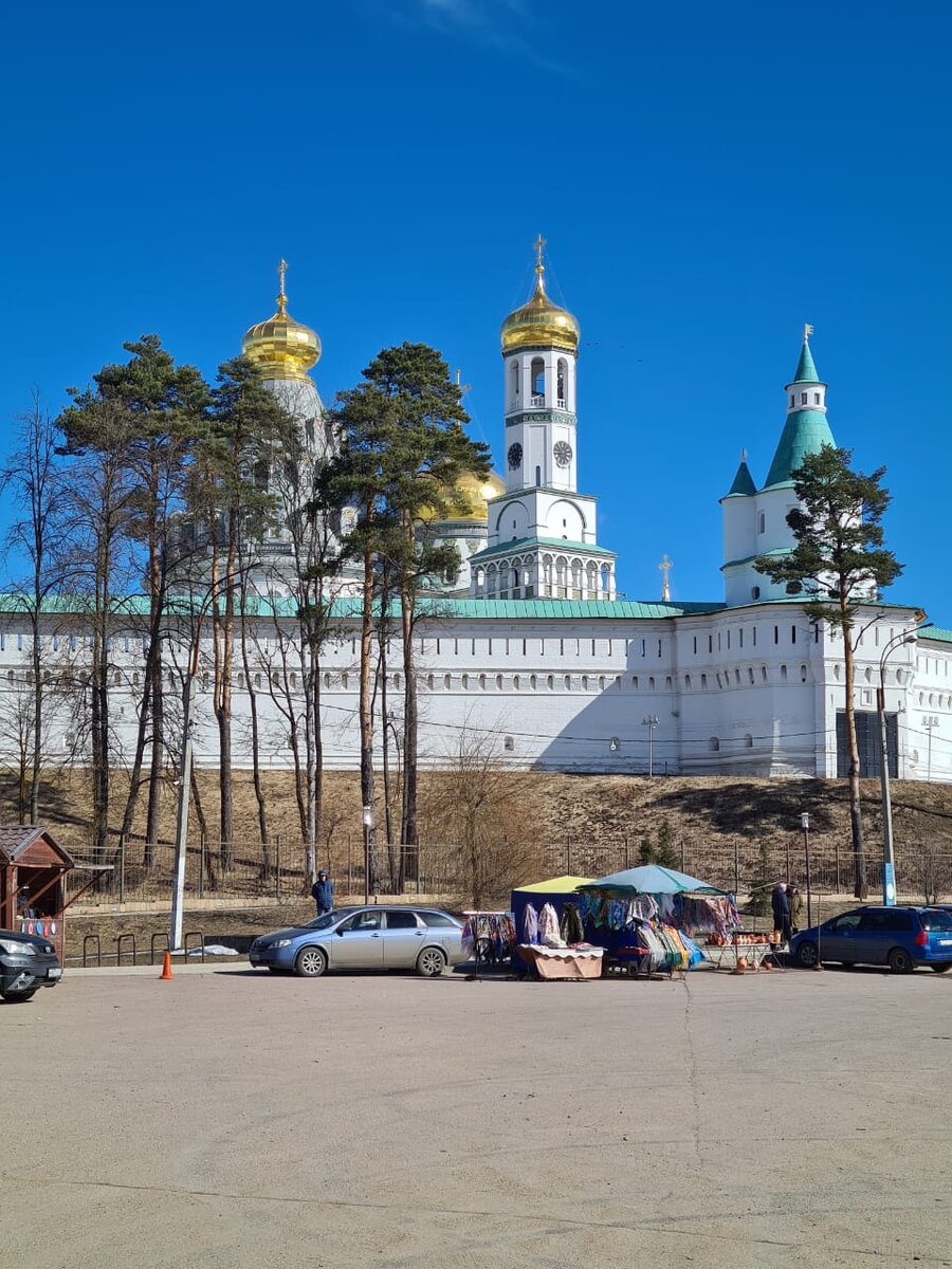 Вид на монастырь со стоянки автомобилей. Порадовало, что она бесплатная.