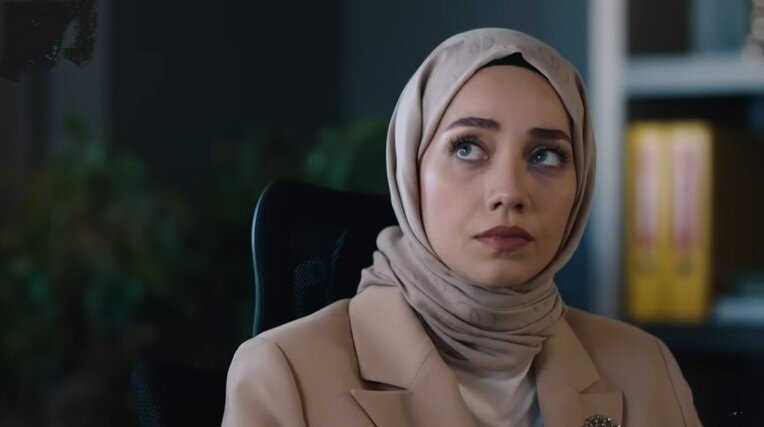 Гёркем (Озге Озаджар) в сериале Клюквенный щербет (источник: kino-teatr.ru)