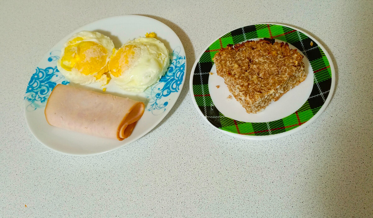 Завтрак. творожная запеканка с кокосовой стружкой, филе индейки, яичница глазунья из двух яиц.